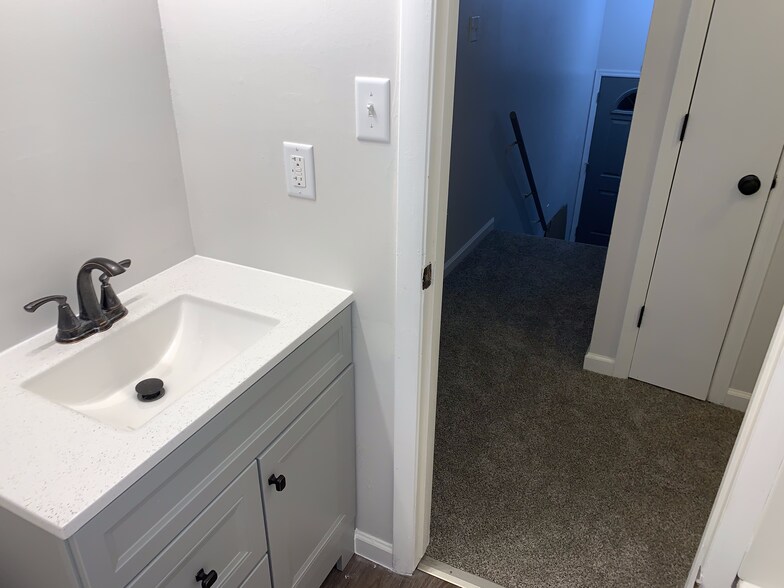 Building Photo - 5322 Plaza Ave