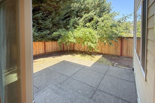 Building Photo - 5Bd/2.75Ba Sammamish Home