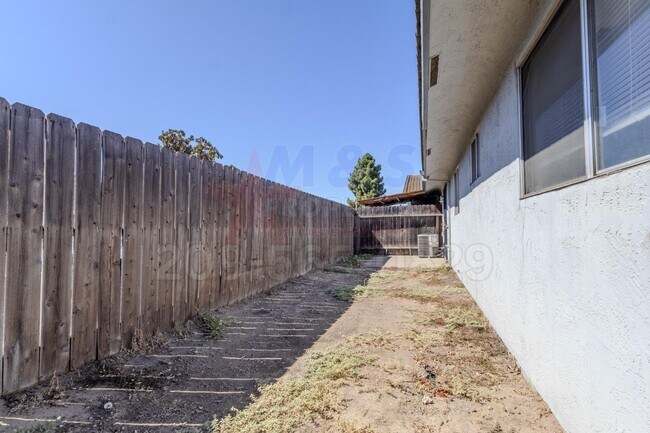 Building Photo - 302 Lovell Way