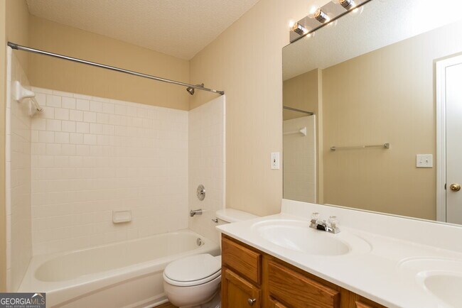 Building Photo - 4425 Ridgefair Dr