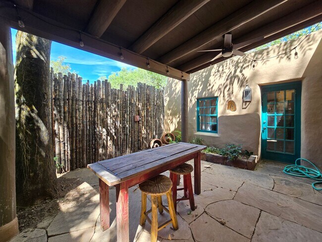 Building Photo - 770 Acequia Madre