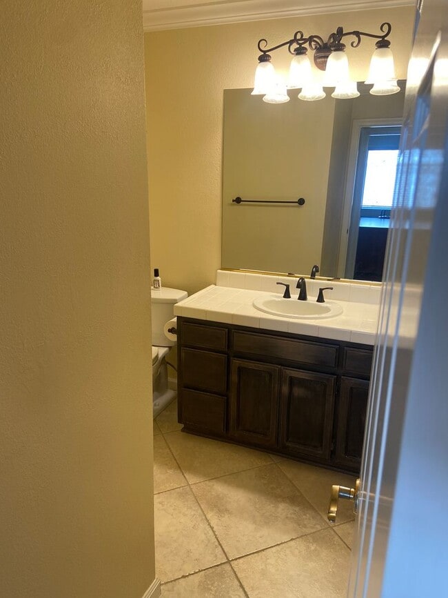 Building Photo - Pristine 4 Bedroom, 3 Bath in South Lexington