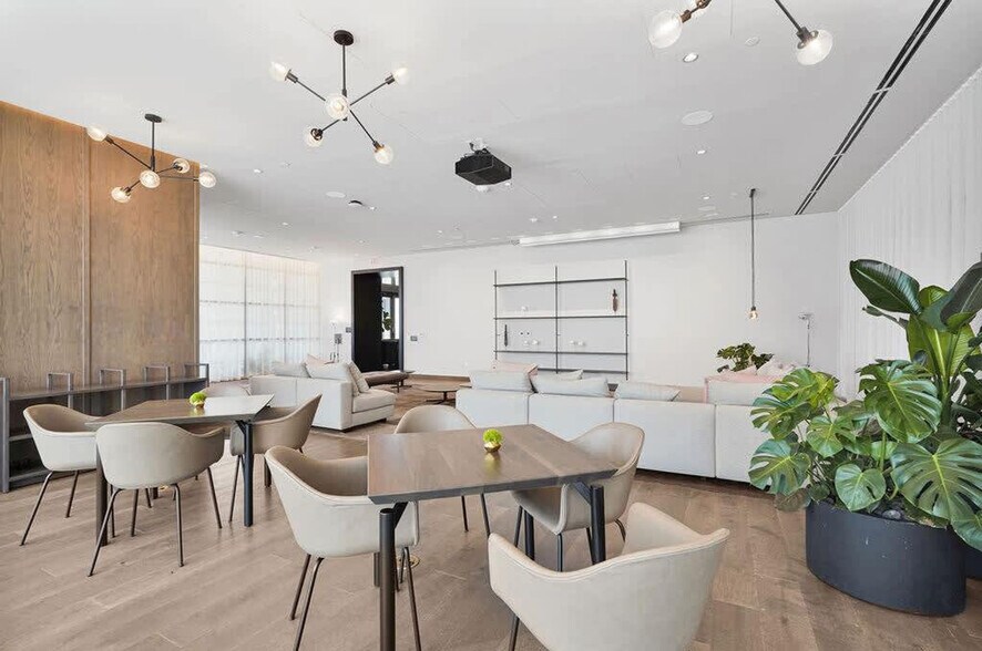 Building Photo - 601 NE 1st Ave