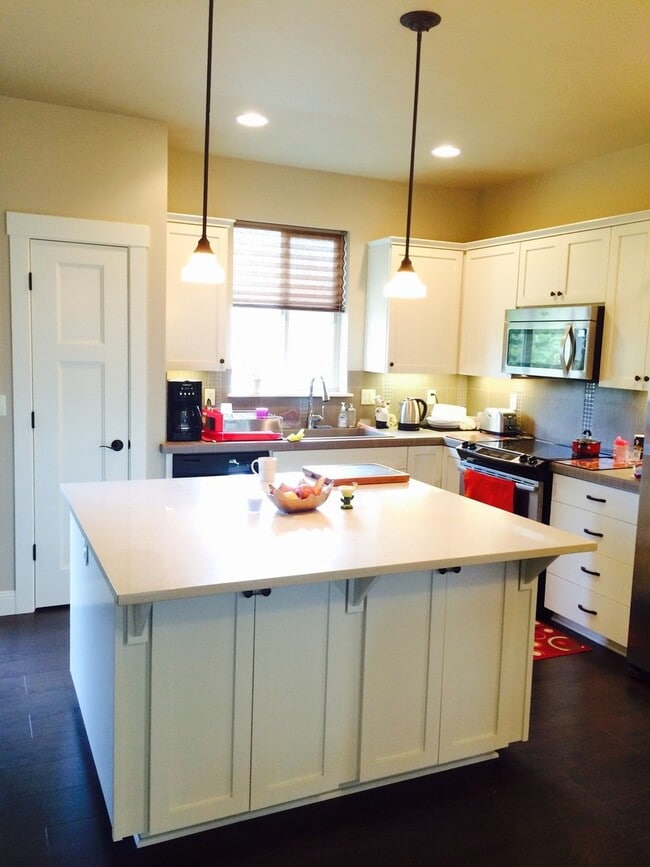 Building Photo - Amazing 3 Bedroom 2.5 Bath Home within Beaverton and next to Nike!