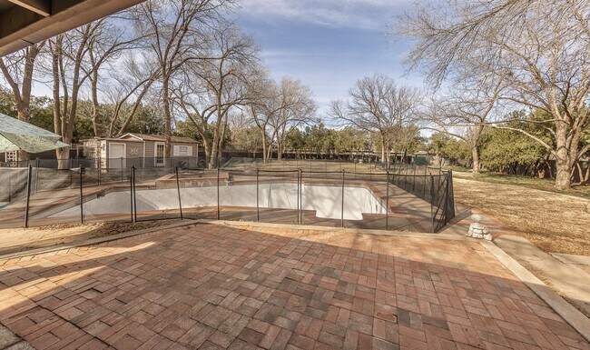 Building Photo - Stunning 4 Bed 3 Bath with a Pool!
