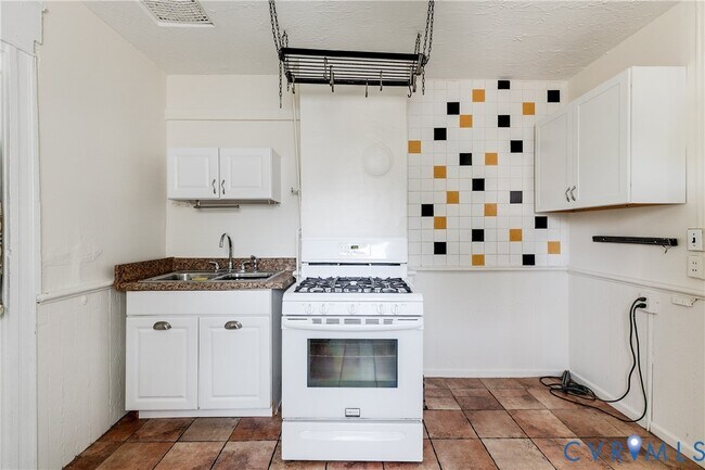 Building Photo - 430 S Pine St