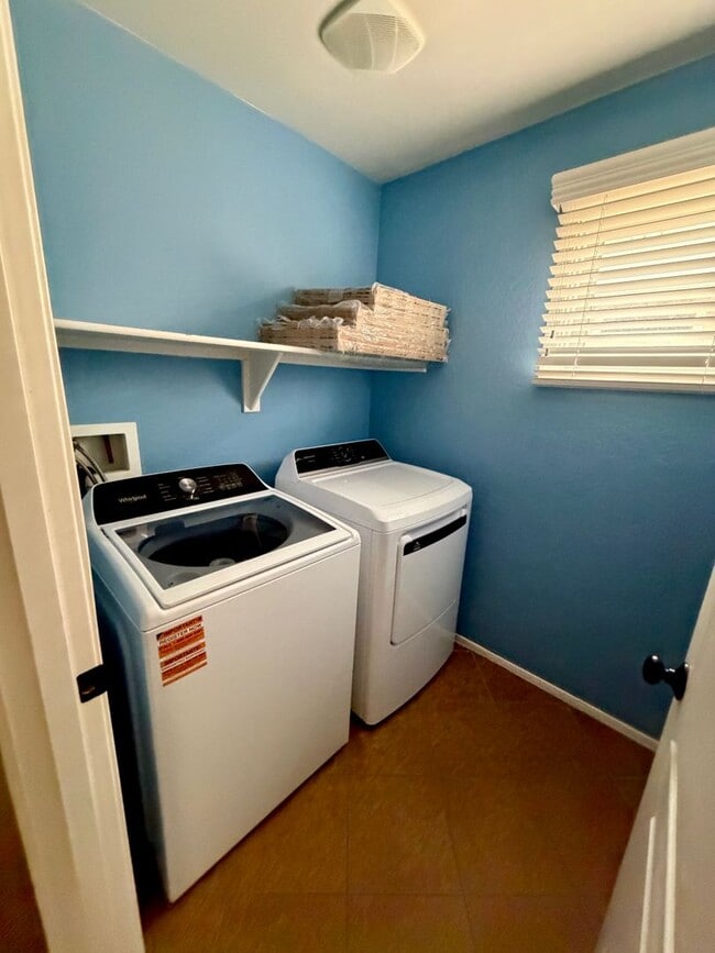 Building Photo - Beautiful 3 bedroom, 2.5 bath home located in the highly sought after community of Power Ranch