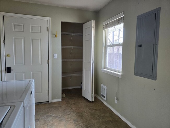 Building Photo - Bring the Pets!  Midtown 2 Bdrm Cottage, w/Den, 2 bath, All Appliances incl washer/dryer, Storage