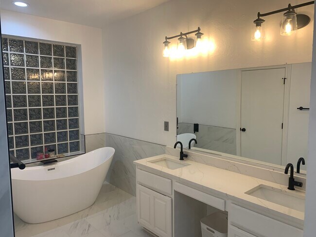 Building Photo - 1929 Guilford Ct