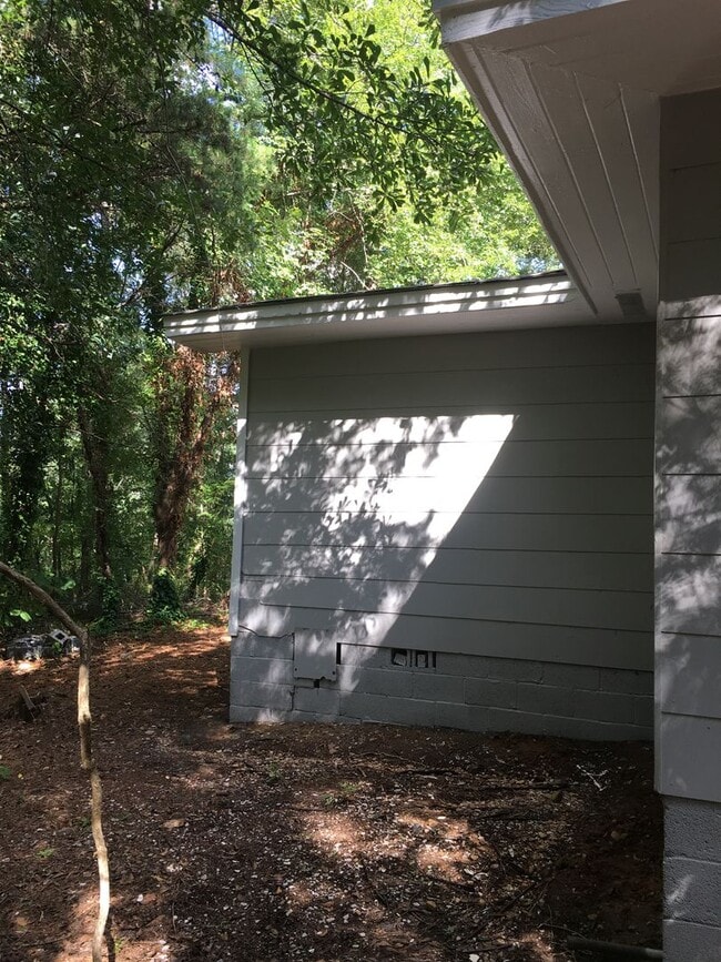 Building Photo - Large 2/1 Home, includes bonus room- Sherwood Forest- $995