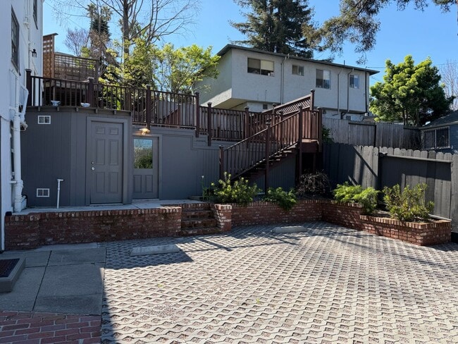 Building Photo - 879 E 28th St