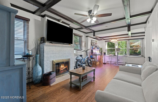 Building Photo - 517 Laurel Ave