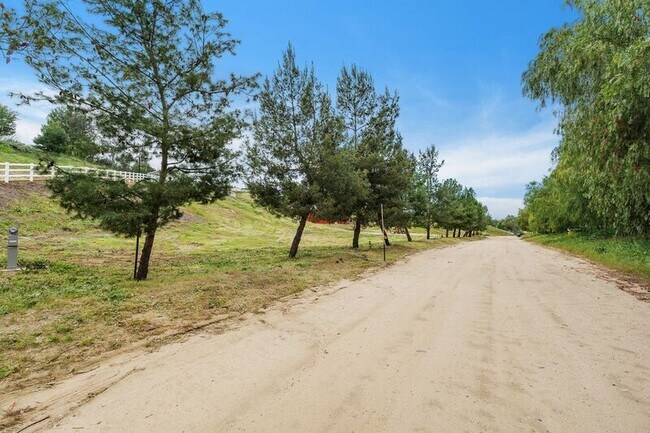 Building Photo - 40589 Los Amantes Rd