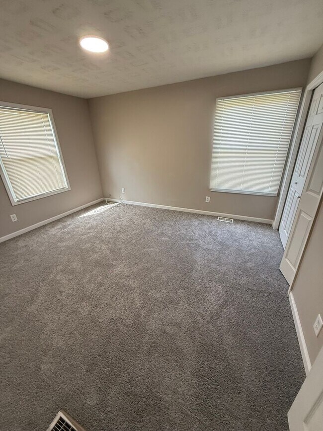 Building Photo - Charming 3-Bedroom Property in Prime Location