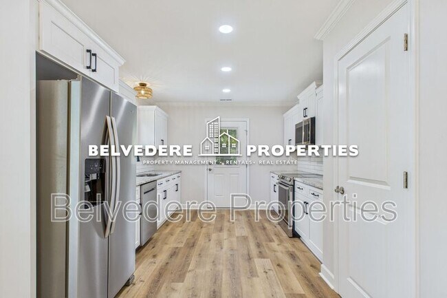Building Photo - 2322 Fernwood Dr