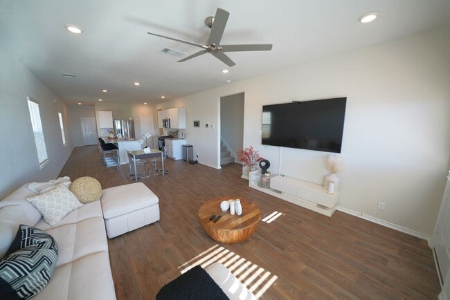 Building Photo - Like-New Home in Applewood Neighborhood. Realtor Commission: $600