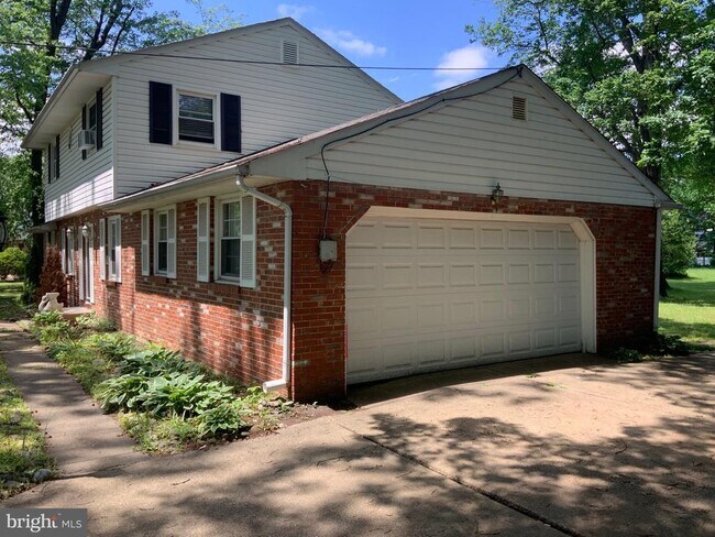 Building Photo - 24 Maple Ave