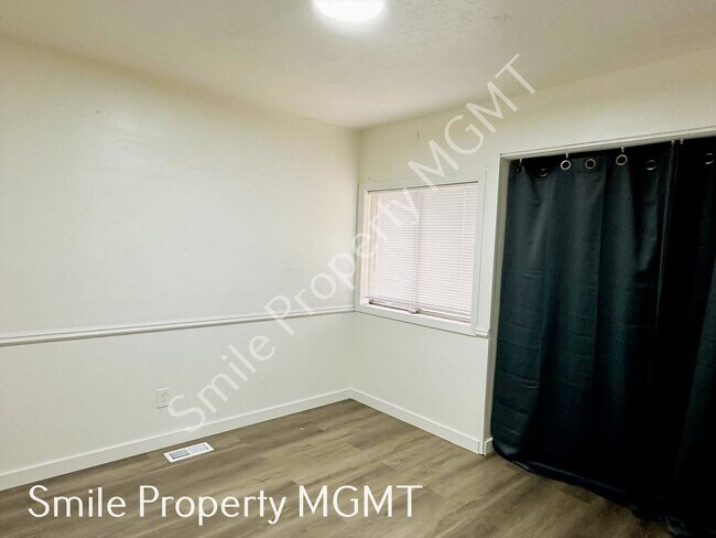 Building Photo - Comfortable Southeast Portland Living with Private Fenced Yards