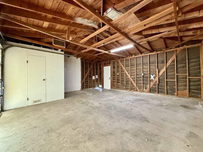 Building Photo - 1021 W Ave J