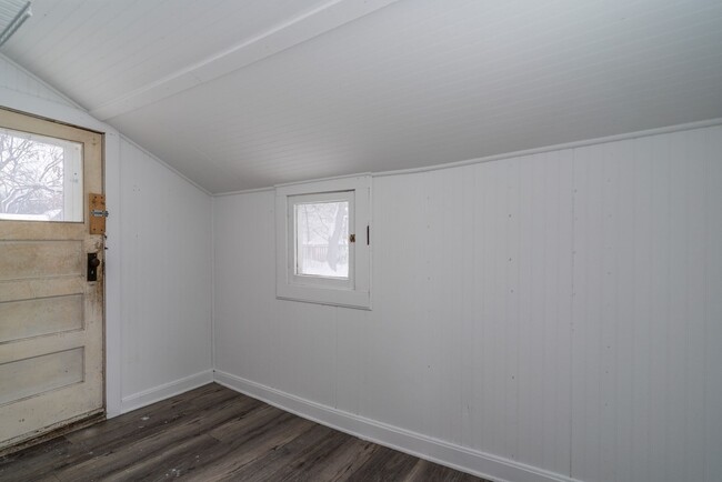 Building Photo - Recent Renovated 2-Bedroom Home, Pet Frien...