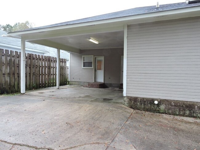 Building Photo - Great 3 Bedroom, 2 Bath Home - No Carpet