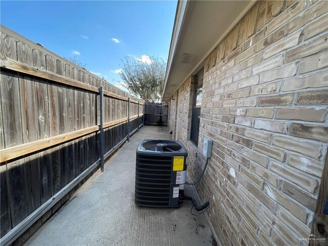 Building Photo - 15 Dora Jeanne Dr