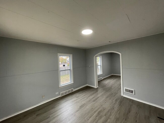 Building Photo - SECTION 8 & EDEN ACCEPTED!! Newly Renovate...