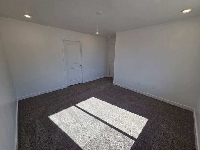 Building Photo - Discover Your Washington Dream Home!