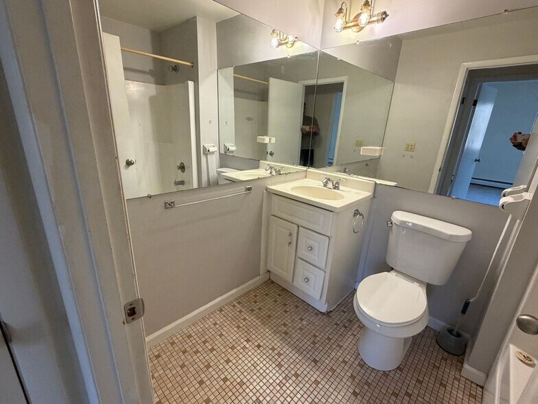 Building Photo - 565 Talcottville Rd