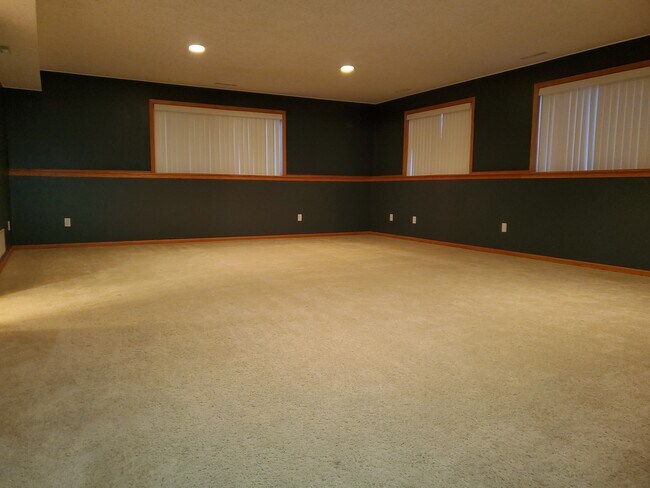 Building Photo - 6287 Fairway Dr NW