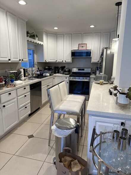 Kitchen - 248 S Doheny Dr