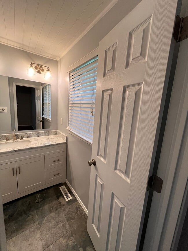 Building Photo - 3-Bed, 2-bath Luxury Southern Hills Designer Home!