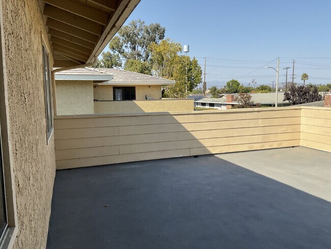 Building Photo - "Discover Coastal Living: Spacious 3-Bed, 2-Bath Townhouse