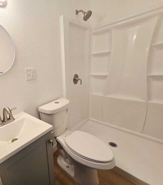 Building Photo - Fully Remolded 2 Bedroom Apartment Move-in READY! Move In Special Offering $550 Move In Credit!