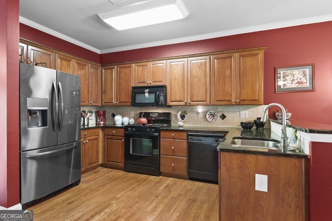 Building Photo - 423 Royal Cres Ln E