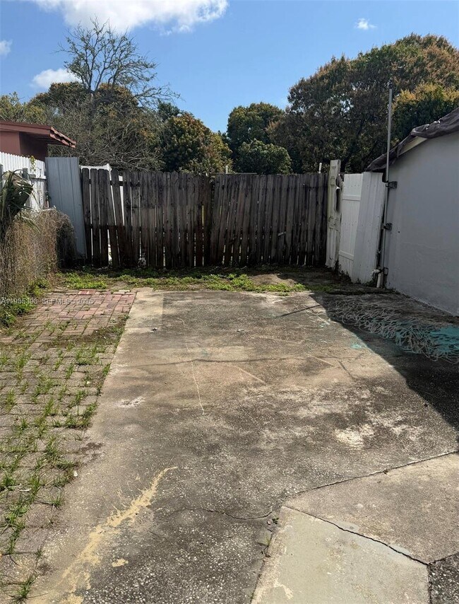 Building Photo - 1637 NW 31st Ave