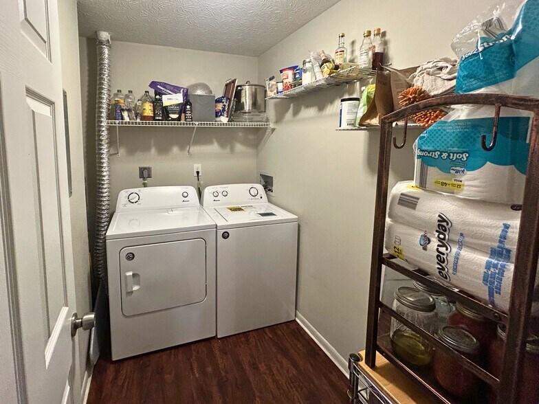 Building Photo - 8831 Eagleview Dr