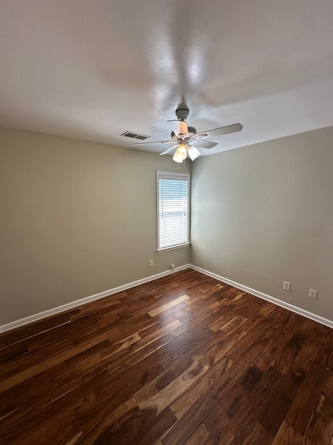 Building Photo - Beautiful 3br/2.5ba home in Harbor Town! Balcony off Primary Bedroom! Pets are owners approval, f...