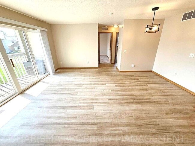 Building Photo - 2 BD, BOTTOM LEVEL, NO STEPS, IN UNIT WASH...