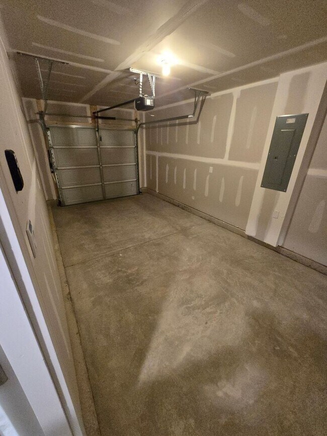 Building Photo - BRAND NEW 3 BEDROOM TOWNHOUSE IN PRINCE GEORGE