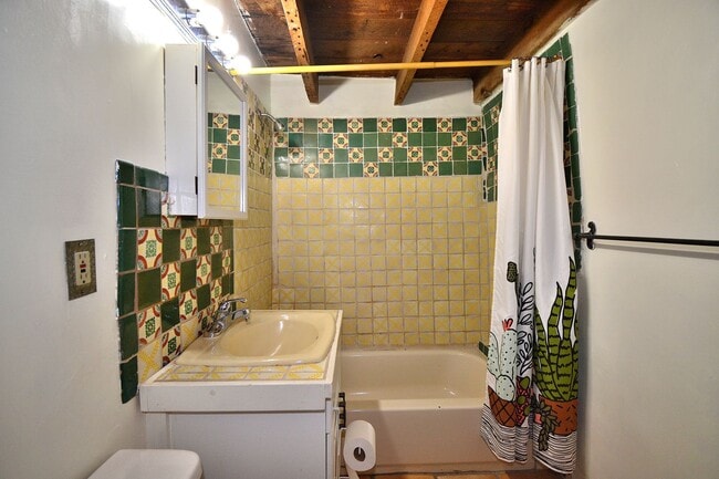 Building Photo - 142 Duran St