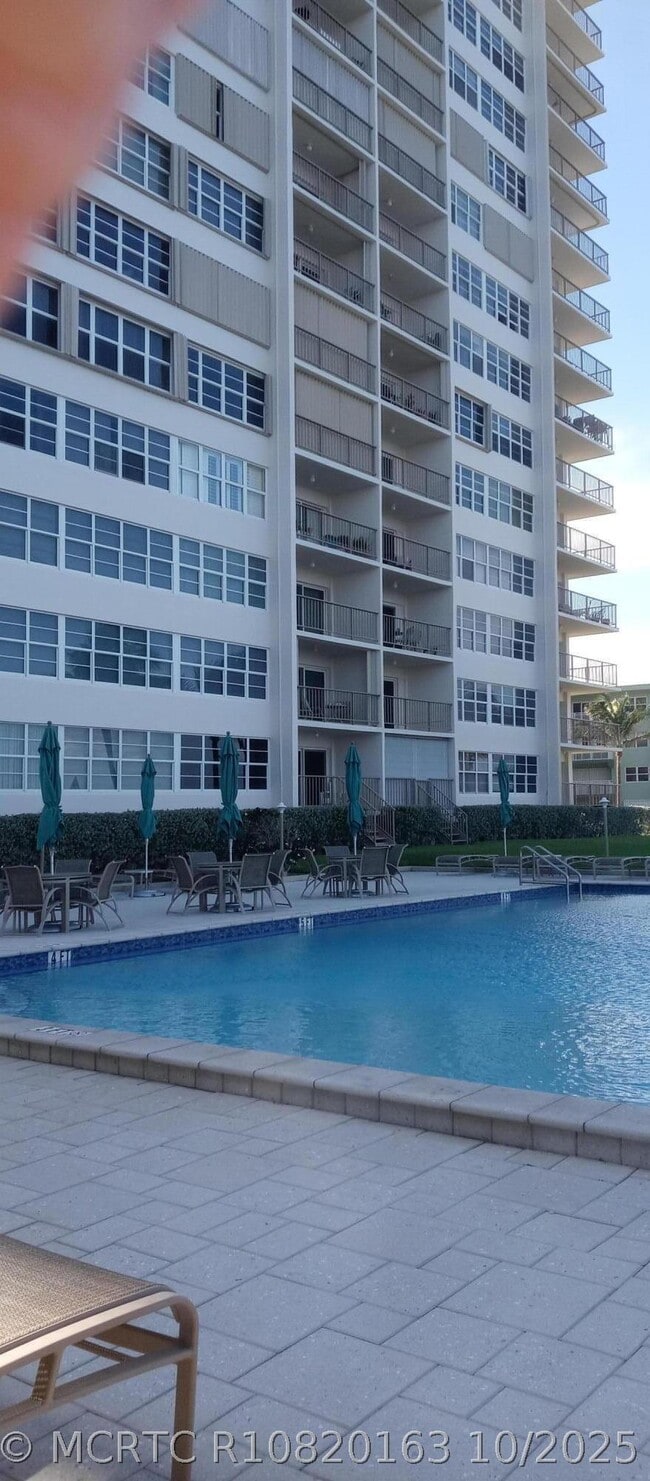 Building Photo - 1021 Hillsboro Mile