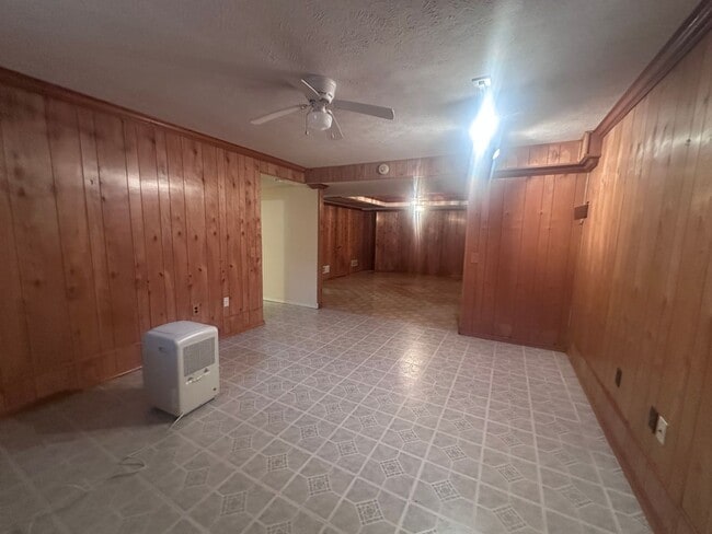 Building Photo - 1002 Juniper Springs Dr