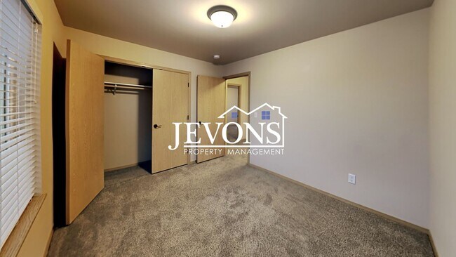 Building Photo - 702 N 29th Ave