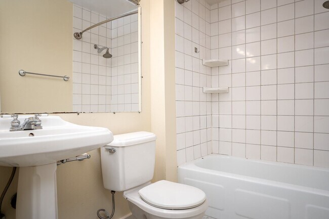 Building Photo - CONDO W/ A VIEW!!! CLOSE TO OHSU,PSU and M...