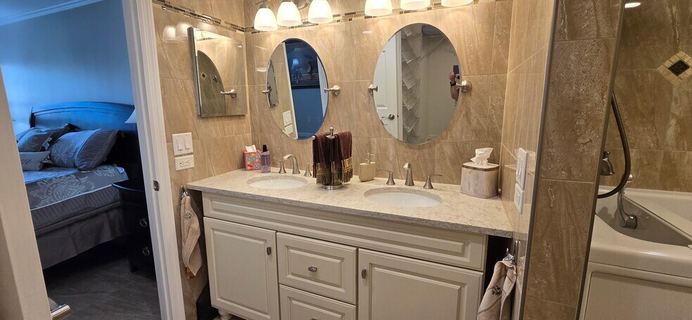 Master bath - 14255 Rosemary Ln