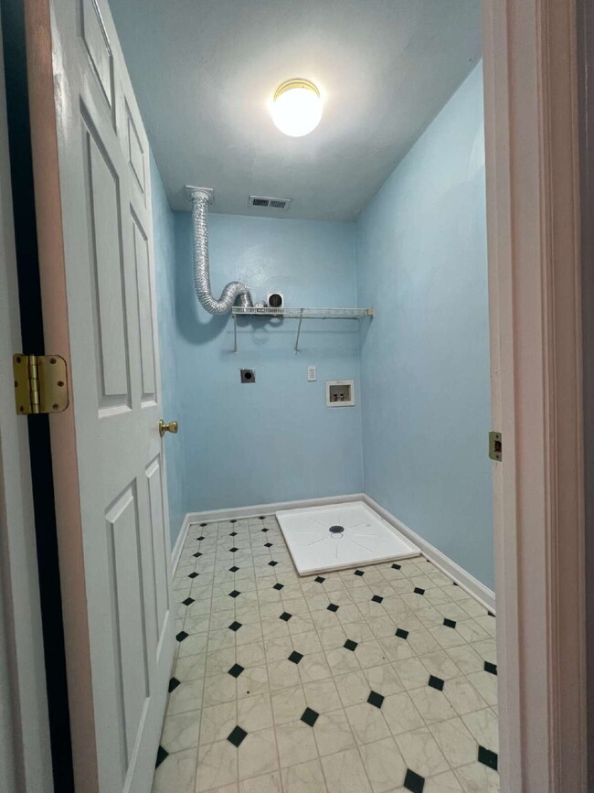 Building Photo - 3 Bdrm / 2.5 Bath House Available Now!!! N...