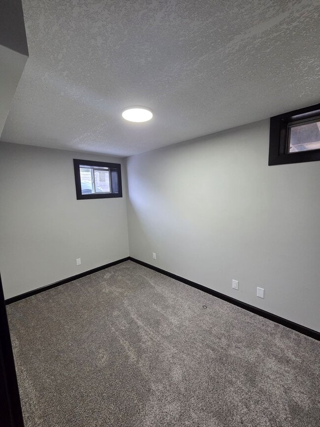 Building Photo - 215 Knoll Dr