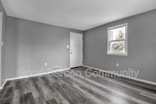Building Photo - 724 8th St