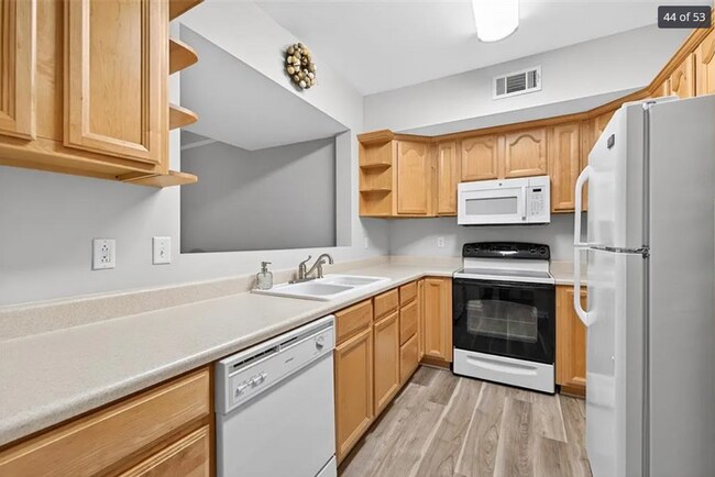 Building Photo - 5 Bed 4 Bath Multi Family House